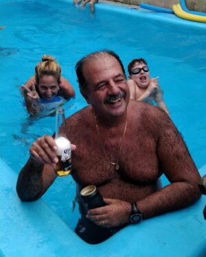 Letrux Instagram - feliz aniversário para o melhor pai do universo, o meu ✨
por ter 1.96m, por onde passa meu pai é uma figura marcante. mas para além do tamanho físico, meu pai tem um tamanho de alegria, amor, caridade e axé que é maior que a vida. não à toa o nome é luiz, que vem de luz, que você tem de sobra. sorte minha e da minha família. feliz dia, pai! 
cervejinha, charutinho, queijinho, musiquinha, aquele pacote das coisas boas da vida que você ama! viva! ❤️❤️❤️❤️❤️