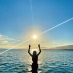 Letrux Instagram - com o tempo, comecei a gostar de ver o sol nascer, embora a cama seja tão convidativa nesse horário (muito mais do que na hora que me deito e ainda fervo as neuroses do dia e do dia que virá). mas a verdade é que desde que aprendi a desenhar (aprendi?) qualquer coisa, tudo que eu fazia era pôr-do-sol. toda criança. solzinho caindo numa aguazinha, clássico dos clássicos. quando o sol cai me bate uma lombra muito doida. não tomo café (gosto do cheiro e até do sabor) mas me dá taquicardia e vovó régia é hipertensa, tem marcapasso, stents, toda um saga em volta do 🫀e a gente tem que saber da saúde de duas gerações acima. muitas vezes, a gente puxa mais avós. pois, prestenção. se não estiverem vivas e vivos, pergunte, pesquise. por curiosidade e saúde. mas sim, volto pro café, que não tomo, porque parece que vou ter um treco (como já tive), mas 18h, a hora que o sol cai, me parece um bom horário pra se tomar, se pudesse. porque a caída do sol é alucinação pura. lusco fusco, lisergia, brilhos, sombras. um presente banal do planeta dizendo “por hoje, é isso. mas amanhã estarei de volta”. agradeço o presente, tenho medo do presente, não tomo café, tenho sono mas não posso dormir por afinal ainda são 18horas, alucino me, escrevo qualquer coisa. primeiro de abril, não fiz nenhuma gracinha, sou ruim de mentir pra pegar alguém. minto mais pra me pegar mesmo. tadinha.