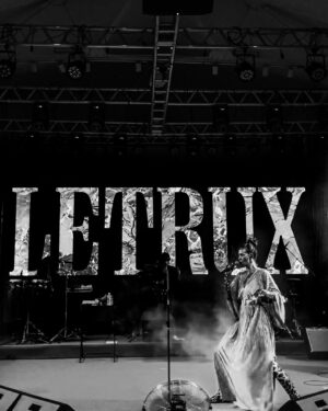 Letrux Instagram - obrigadíssima, @xxjvc por fotos e vídeos (e um texto no seu instagram pra lá de bonito) tão exuberantes de um show que ainda me faltam palavras pra explicar: @estacaodasartes.ce, fortaleza, ceará, sexta da paixão de 2024, que show foi aquele, minhanossa! ainda ecoando forte por aqui. ✨🖤

gracias mil equipe e banda por esse feito tão maravilhoso:

produção e agenciamento @musictourbr @carlostaran @iuricar 
produção @riadrrr 
diretor de palco e produção técnica @bronuabreu 
roadie @carinareno_etrusca som PA @sugarkaneaudio e monitor Caio Alarcon luz @oleopardo telão @pedrogcolombo 

merci @marinabitu por esse vestido lindo 💛

minha banda: @arthurbraganti nos teclados @jessicazarpey na percussão @navalha_carrera na guitarra @tchebello no baixo e @flaviabelchior_ substituindo maravilhosamente bem nosso @lolebatera que tá se recuperando de um sustinho.

bom domingo⚡️