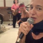 Letrux Instagram - ontem fui pro ensaio da participação que faço hoje aqui no show da @truckdodesejo, que é um bloco de mulheres lésbicas, bissexuais, não-bináries e transmaculinos de Belo Horizonte. {é mais que urgente o feminismo considerar a interseccionalidade para avançar em questões fundamentais}⚡️ fui muito bem recebida por pessoas talentosas, musicistes excelentes, e sempre bate aquela emoção de entender que OPA, minha música bateu aqui pra essa galera. é bonito ouvir uma outra banda tocando músicas suas. outros jeitos e maneiras mas aquele tesão de quem ouviu, gostou e agora aprendeu a tocar. hoje é a celebração do aniversário do @espacoyana, onde sou sempre bem recebida, (comidas de sonhar). os ingressos estão esgotados. e eu estou animada demais com tudo isso. viva a música, viva a emoção que a música causa e viva você ser quem você quiser ser, sem desrespeitar ninguém. até mais tarde, bh. vem de coração aberto. tchau, verão. olá, outono.