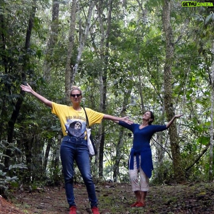 Letrux Instagram - aniversário daquela que me possibilitou existir aqui na terra: minha mãe Sônia ❤️ minha mãe me ensinou a amar a natureza e a mesmo delirando dentro da espiritualidade, ter consciência pragmática da vida (a foto 9 é de 2016, eu estava reclamando de alguma saga que estava enfrentando pra abrir o meu Mei e ela me respondeu isso, hahaha! morro de rir relembrando) muita contemplação e muita neurose hahaha combinação curiosa e cômica. prato cheio pra virar palhaça. hoje ela faz 70 anos e eu me emociono pensando nessa jornada ✨