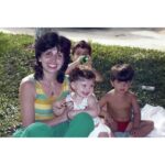 Letrux Instagram - um carrossel meio alucinado e complexo, como o assunto maternidade é ❤️ olho minha mãe criança e fico abismada como eu pareço mais com ela criança do que com ela adulta 🥲 talvez isso seja 1960, a genética continua. sempre volto pra essa carta da minha mãe, sabedoria profunda que quando me perco, regresso à essa carta. ela me deu no meu aniversário de 2008, um ano bonito da minha vida. essa carta continua em mim. esse meu texto foi escrito em 2018 pra @mulheresqueescrevem, achei que cabia hoje. continua. a cicatriz foi obtida em 30 de outubro de 2023. continua aqui. boa noite, alucinações e amores.