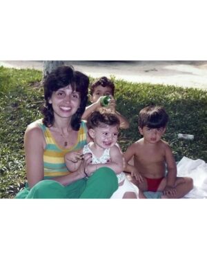 Letrux Instagram - um carrossel meio alucinado e complexo, como o assunto maternidade é ❤️

olho minha mãe criança e fico abismada como eu pareço mais com ela criança do que com ela adulta 🥲 talvez isso seja 1960, a genética continua.

sempre volto pra essa carta da minha mãe, sabedoria profunda que quando me perco, regresso à essa carta. ela me deu no meu aniversário de 2008, um ano bonito da minha vida. essa carta continua em mim.

esse meu texto foi escrito em 2018 pra @mulheresqueescrevem, achei que cabia hoje. 
continua.

a cicatriz foi obtida em 30 de outubro de 2023. continua aqui. 

boa noite, alucinações e amores.