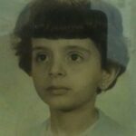 Letrux Instagram - um carrossel meio alucinado e complexo, como o assunto maternidade é ❤️ olho minha mãe criança e fico abismada como eu pareço mais com ela criança do que com ela adulta 🥲 talvez isso seja 1960, a genética continua. sempre volto pra essa carta da minha mãe, sabedoria profunda que quando me perco, regresso à essa carta. ela me deu no meu aniversário de 2008, um ano bonito da minha vida. essa carta continua em mim. esse meu texto foi escrito em 2018 pra @mulheresqueescrevem, achei que cabia hoje. continua. a cicatriz foi obtida em 30 de outubro de 2023. continua aqui. boa noite, alucinações e amores.