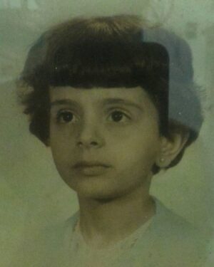 Letrux Instagram - um carrossel meio alucinado e complexo, como o assunto maternidade é ❤️

olho minha mãe criança e fico abismada como eu pareço mais com ela criança do que com ela adulta 🥲 talvez isso seja 1960, a genética continua.

sempre volto pra essa carta da minha mãe, sabedoria profunda que quando me perco, regresso à essa carta. ela me deu no meu aniversário de 2008, um ano bonito da minha vida. essa carta continua em mim.

esse meu texto foi escrito em 2018 pra @mulheresqueescrevem, achei que cabia hoje. 
continua.

a cicatriz foi obtida em 30 de outubro de 2023. continua aqui. 

boa noite, alucinações e amores.