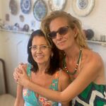 Letrux Instagram - aniversário daquela que me possibilitou existir aqui na terra: minha mãe Sônia ❤️ minha mãe me ensinou a amar a natureza e a mesmo delirando dentro da espiritualidade, ter consciência pragmática da vida (a foto 9 é de 2016, eu estava reclamando de alguma saga que estava enfrentando pra abrir o meu Mei e ela me respondeu isso, hahaha! morro de rir relembrando) muita contemplação e muita neurose hahaha combinação curiosa e cômica. prato cheio pra virar palhaça. hoje ela faz 70 anos e eu me emociono pensando nessa jornada ✨