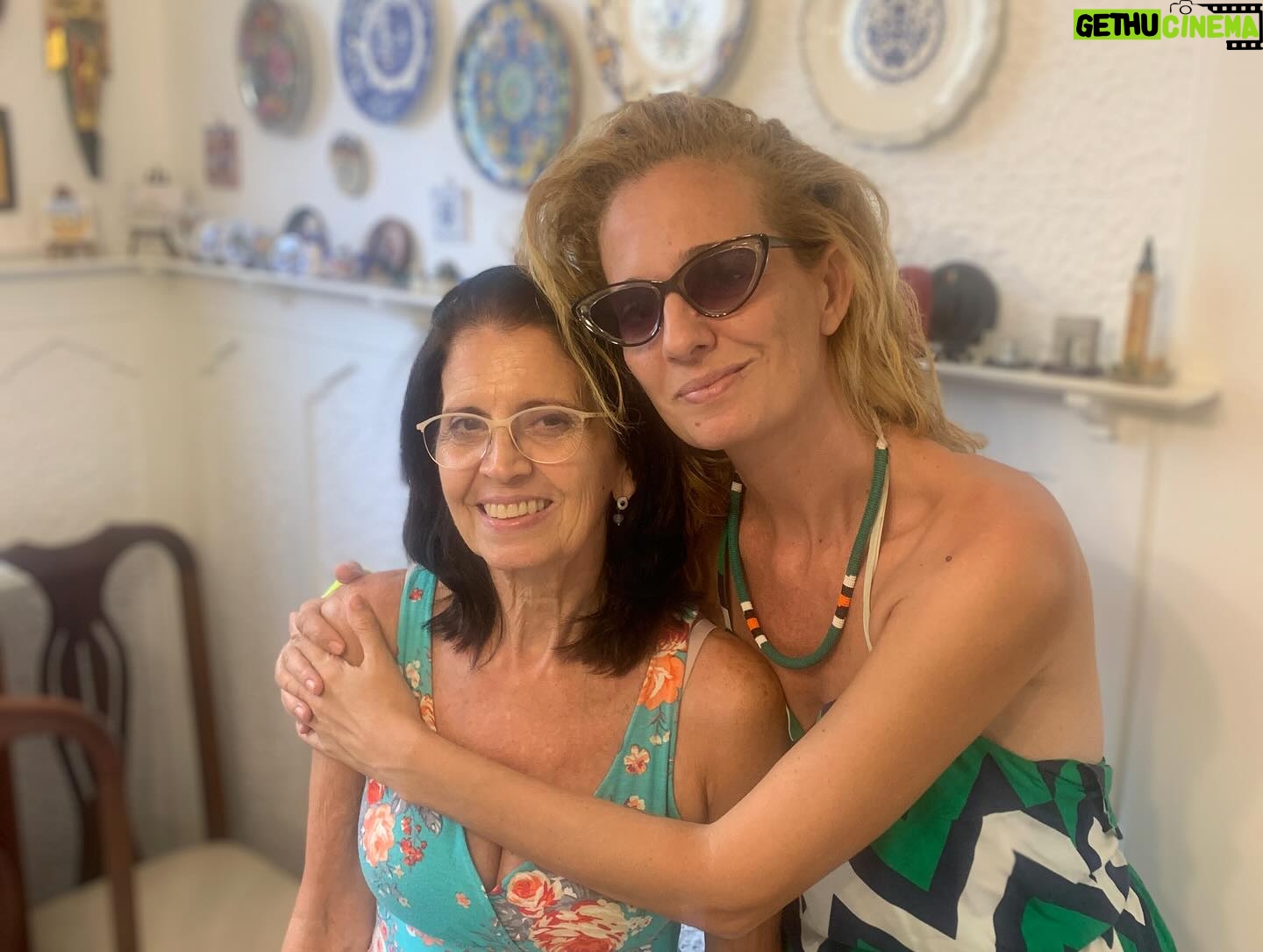 Letrux Instagram - aniversário daquela que me possibilitou existir aqui na terra: minha mãe Sônia ❤️ minha mãe me ensinou a amar a natureza e a mesmo delirando dentro da espiritualidade, ter consciência pragmática da vida (a foto 9 é de 2016, eu estava reclamando de alguma saga que estava enfrentando pra abrir o meu Mei e ela me respondeu isso, hahaha! morro de rir relembrando) muita contemplação e muita neurose hahaha combinação curiosa e cômica. prato cheio pra virar palhaça. hoje ela faz 70 anos e eu me emociono pensando nessa jornada ✨