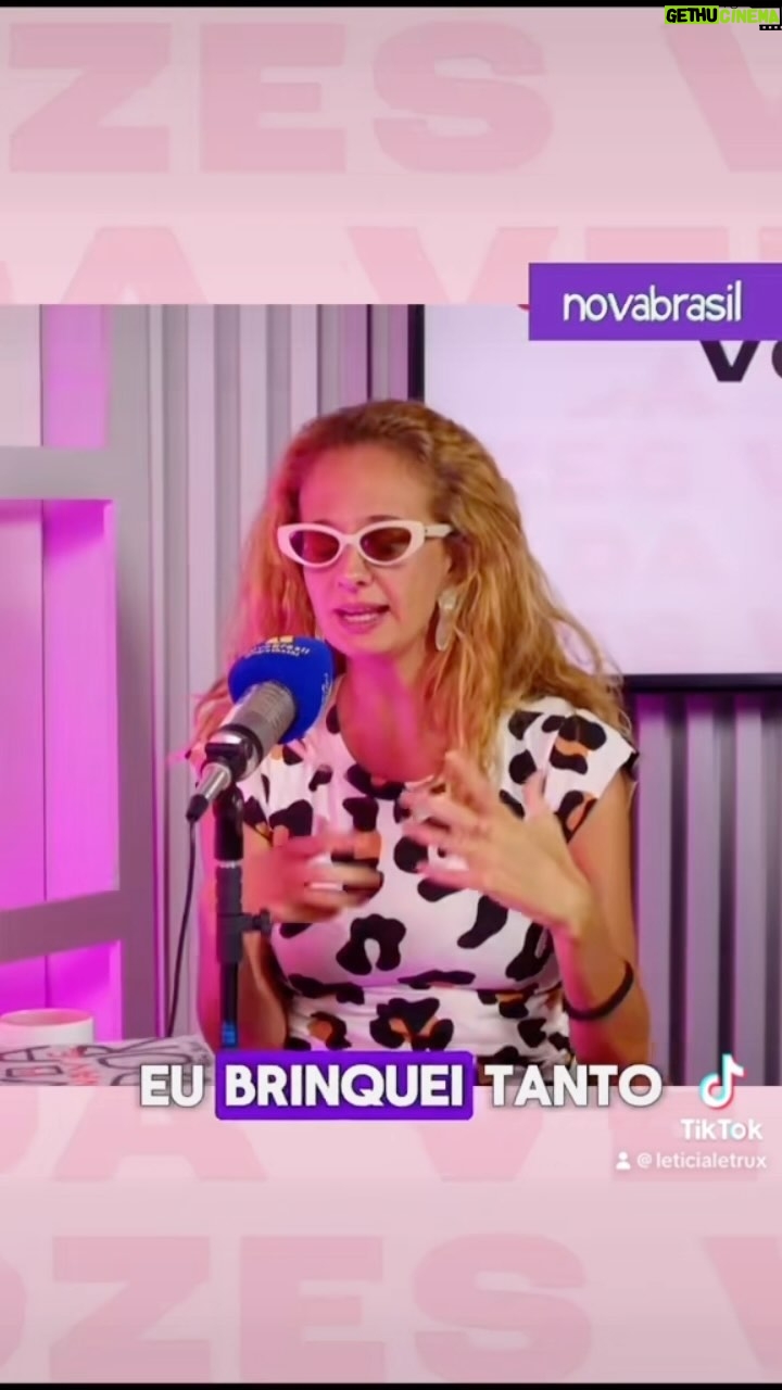 Letrux Instagram - Trechinho da entrevista que dei pra querida @afabianepereira na @novabrasilfm. Entrevista disponível no Youtube e também no Spotify. Esse papo rendeu. Ano que vem faz 20 anos do primeiro show que fiz na vida com minha primeira banda Letícios. Lancei um disco com composições autorais. Era novinha e cheia de questões. Não amo esse álbum hoje em dia a ponto de colocar nas plataformas mas pra época foi muito importante aquilo. Depois lancei 3 discos como Letuce e agora 3 como Letrux. Ou seja: 7 discos autorais numa época sem gravadora é muito louvável. (As pessoas confundem que gravar dentro do quarto é mais barato. Mesmo podendo não ser um estúdio profissional, existem mil pessoas envolvidas na gravação de uma música e todas são pagas) 7 é número cármico e essa jornada foi uma birutice, me arrependo de muitas coisas (desconfio de gente que diz “não me arrependo de nada” 👀), me alegro de tantas outras, trato a música bem e assim sou tratada por ela. A música me deu chão, teto, comida, amores, amizades. Sou devota. Brinco e falo sério. De Bach a É o Tchan, ouço belezas aqui e acolá. Cavo, pesquiso, me abro, me fecho, sou uma pessoa constrangedoramente emocionada por ela. Cadelinha da música, eu sou. Me guia.
