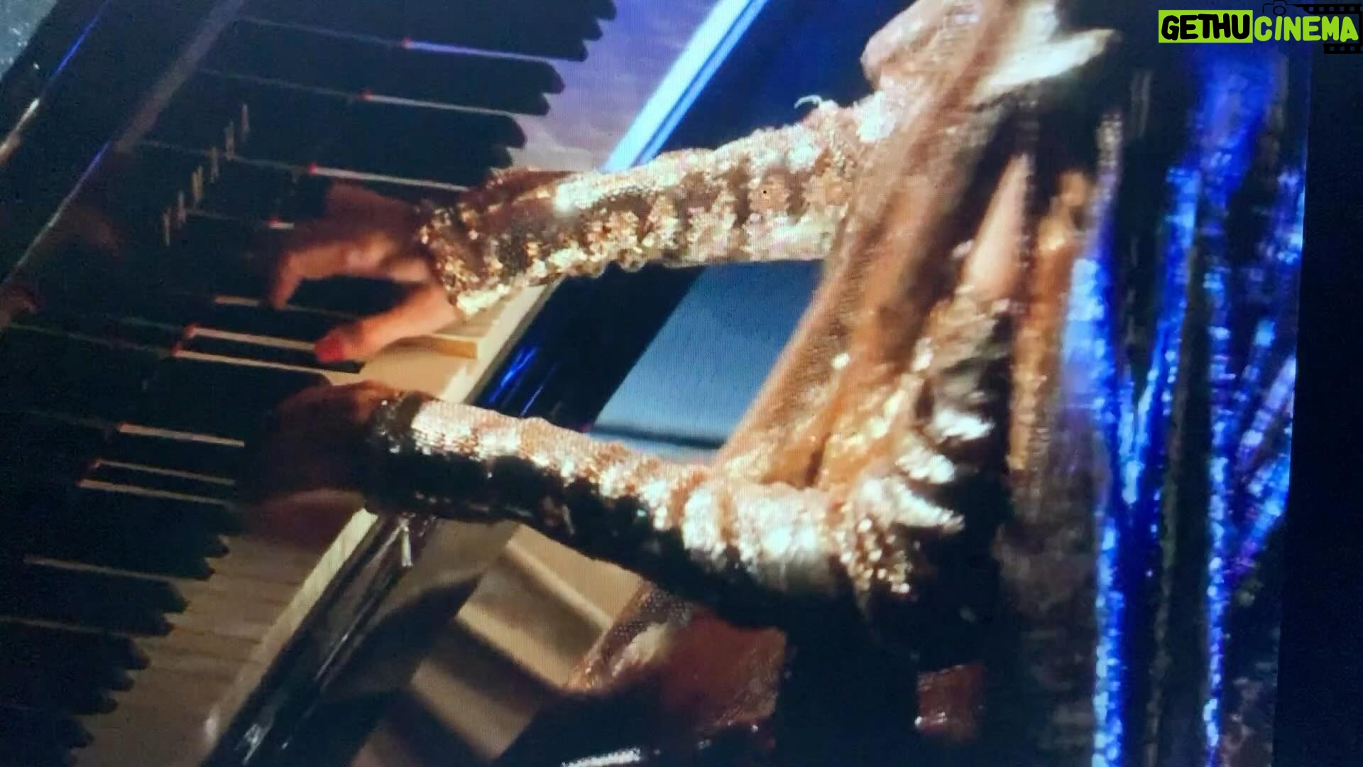 Letrux Instagram - ainda no clima de aniversário de 4 anos do Aos Prantos: nos primeiros shows (acho que em quase todos, na real) rolava esse momento. durante a pandemia, Fiona Apple lançou um baita disco e a música Ladies me fazia cia, entre confirmações e lágrimas. que música, que letra! daí quando finalmente conseguimos fazer o show de estreia, essa canção tinha que estar presente, acho que foi a que mais ouvi no estranho ano de 2mil&20. peguei um trecho que mais me arrepia, juntei com umas frases minhas e chamava a banda pra acompanhar nesse choro. era muito bonito e emocionante. buá buá. essa onomatopeia do choro é hilária. um beijo, @arthurbraganti, @jessicazarpey, @lolebatera, @marthav, @navalha_carrera e @tchebello videozinho do dia que o @sescpompeia transmitiu ❤️