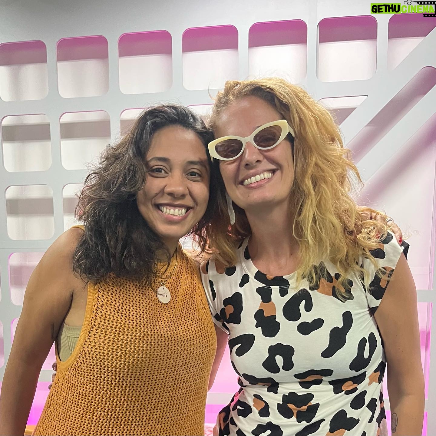 Letrux Instagram - Respeitem nossa história 😂 São anossss de parceria e fechamento por aqui. Atendendo a pedidos, finalmente, teremos @leticialetrux no VOZES DA VEZ, programa que apresento toda segunda, às 22h, na @novabrasilfm. Uma entrevista/conversa entre amigas com muito risos & choros. Depois que for ao ar, fica disponível em podcast em todos os app de áudio 🎧📻 #vozesdavez #letrux #entrevista #mpb #musicapopularbrasileira #climao #radio #rádio #naturamusical #novabrasilfm #novabrasil