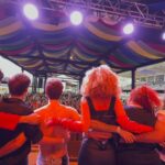 Letrux Instagram - obrigadíssima a todo mundo que colou ontem no @umadocemaravilha. cantar o lord&genial @lulusantosoficial foi catarse profunda e divertida (que combinação!) quero agradecer imensamente ao @arthurbraganti e @navalha_carrera pela direção desse show, mil ensaios, mil arranjos, mil ideias, que barato! minha banda astral @jessicazarpey na percussão, @lolebatera na bateria, @tchebello no baixo e ontem contamos com o auxílio luxuoso de @cantorabellbarbosa e @ledjanemotta nos backingvocals. muito obrigada minha equipe e produção por um sábado excelente ❤️ @musictourbr @carlostaran e @iuricar @riadrrr @carinareno_etrusca nossa roadie, @oleopardo nosso iluminador, @pedrogcolombo nos telões, #caioalarcon no som, @bronuabreu na direção de palco e @danielacpastore no monitor, valeu demais, galera! gracias mil também ao @rogerio_s que me vestiu lindamente, @jonathas_diniz por sempre me surpreender com minha juba e @tailimabeauty completando o pacote da beleza com uma make linda. ✨ obrigada também @tomatemaravilha e @rod.tavares_ 🍀 vídeo @leonardos assistência @iagosouzad saudades do que já passou ⚡️