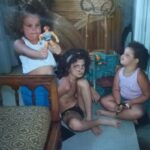 Letrux Instagram - tenho 7 anos, creio. sei dar estrela, quero dar estrela toda hora. insuportável até. estou na cobertura da casa de uma tia que ainda não fez obra direito, se mudou agora. o chão ainda tá aquele cimento todo pipocadinho. invento de dar uma estrela. que chata, hahahaha! minha perna bate no braço de uma prima, perco equilíbrio e vou ao chão. cara ao chão. me ralo inteira. acho que ainda tenho mini cicatriz na curva do nariz. no sol, consigo ver. essas primas gostavam de thundercats, a gente era mais he-man e she-ra. ainda rola esse castelo de grayscull no sótão da tijuca. morro de ternura e também dou lá minhas gargalhadas com esses registros.