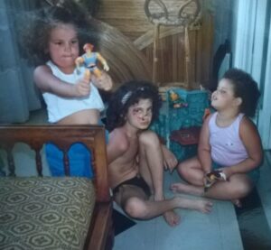 Letrux Instagram - tenho 7 anos, creio. sei dar estrela, quero dar estrela toda hora. insuportável até. estou na cobertura da casa de uma tia que ainda não fez obra direito, se mudou agora. o chão ainda tá aquele cimento todo pipocadinho. invento de dar uma estrela. que chata, hahahaha! minha perna bate no braço de uma prima, perco equilíbrio e vou ao chão. cara ao chão. me ralo inteira. acho que ainda tenho mini cicatriz na curva do nariz. no sol, consigo ver. essas primas gostavam de thundercats, a gente era mais he-man e she-ra. ainda rola esse castelo de grayscull no sótão da tijuca. morro de ternura e também dou lá minhas gargalhadas com esses registros.