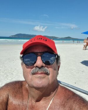 Letrux Instagram - feliz aniversário para o melhor pai do universo, o meu ✨
por ter 1.96m, por onde passa meu pai é uma figura marcante. mas para além do tamanho físico, meu pai tem um tamanho de alegria, amor, caridade e axé que é maior que a vida. não à toa o nome é luiz, que vem de luz, que você tem de sobra. sorte minha e da minha família. feliz dia, pai! 
cervejinha, charutinho, queijinho, musiquinha, aquele pacote das coisas boas da vida que você ama! viva! ❤️❤️❤️❤️❤️