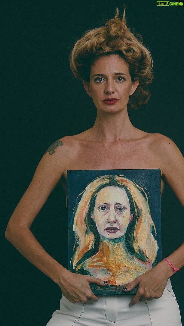Letrux Instagram - eu estava dentro do mar, numa ilha na grécia. achando a vida antiga pra burro. naquelas brisas de “aristóteles se banhou aqui, maria callas deu tibum e agora euzinha estou aqui”. e aí foi vindo tudo: letra e melodia. “déjà vu frenesi”. eu nadava, boiava, girava e ia organizando a composição. foi tão emocionante criar essa música que acho que ainda é das músicas que mais me emociono cantando. ficou essa marca da fecundação mesmo. e o que também ficou é que dia 13 de março de 2020, essa música saiu pro mundo e o mundo se fechou por conta do corona vírus. que maluquice que foi. que pânico. não me acho especial suficiente pra delirar que tenho um dom surreal, mas sinto que compor é algo que me foi destinado. e durante anos tive medo e semi lutei contra (a coragem de seguir pra onde o talento nos leva é punk). mas esse dia, esse mês de março, senti uma tristeza profunda pelo mundo inteiro, claro, mas também uma conexão maior com minha musa, a música. senti mesmo que havia entranhando nossa relação. como era possível todos aqueles dizeres, letras e sensações encaixarem tão perfeitamente no que estava acontecendo? nossa vida mudou ali. começamos a perder pessoas de forma avassaladora. o ministro da saúde mudava a cada semana. foi um horror e ainda estamos nos curando dessas feridas que ficam. mas todo dia eu recebia mensagens em agradecimento por ter lançado o disco e o quanto ele estava sendo um amigo das pessoas. isso eu não esqueço. fiz um disco que foi amigo. e vocês sabem, em muitos momentos da vida, isso vale mais do que um amante. agradeço vocês amarem Aos Prantos. 4 anos. ouch ❤️🩹🖤 🎥: @clarafilmes
