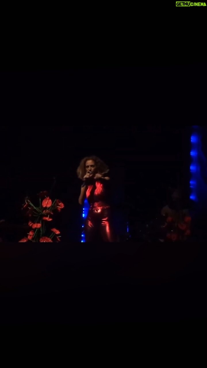 Letrux Instagram - estou monotemática (estamos todes hahaha): cantando madonna, “ray of light” no @circovoador na festa de 1 ano do climão em 2018. what a feeling ❤️ @donniedarko73 que filmou e tacou no youtube⚡️ luzes @_para_raio_ ✨ banda comigo: @arthurbraganti @lolebatera @marthav @navalha_carrera e @tchebello 🔥