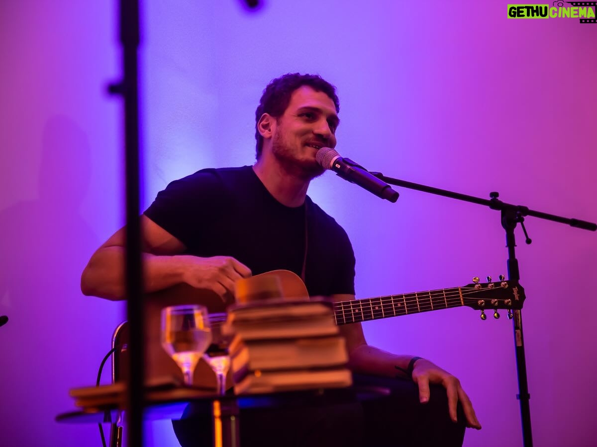 Letrux Instagram - obrigadíssima a todo mundo que foi ontem ver o Alfabeto Sonoro no @cpfsesc. que noite bonita. esse show muito me emociona e dia 30 de maio estaremos na Bahia, em Salvador, na @casarosasalvador ❤️ garanta seu ingresso e até lá. gracias mil @danielaalvares pela produção e @katja_taeubert por essas fotos ⚡️