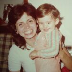 Letrux Instagram - aniversário daquela que me possibilitou existir aqui na terra: minha mãe Sônia ❤️ minha mãe me ensinou a amar a natureza e a mesmo delirando dentro da espiritualidade, ter consciência pragmática da vida (a foto 9 é de 2016, eu estava reclamando de alguma saga que estava enfrentando pra abrir o meu Mei e ela me respondeu isso, hahaha! morro de rir relembrando) muita contemplação e muita neurose hahaha combinação curiosa e cômica. prato cheio pra virar palhaça. hoje ela faz 70 anos e eu me emociono pensando nessa jornada ✨