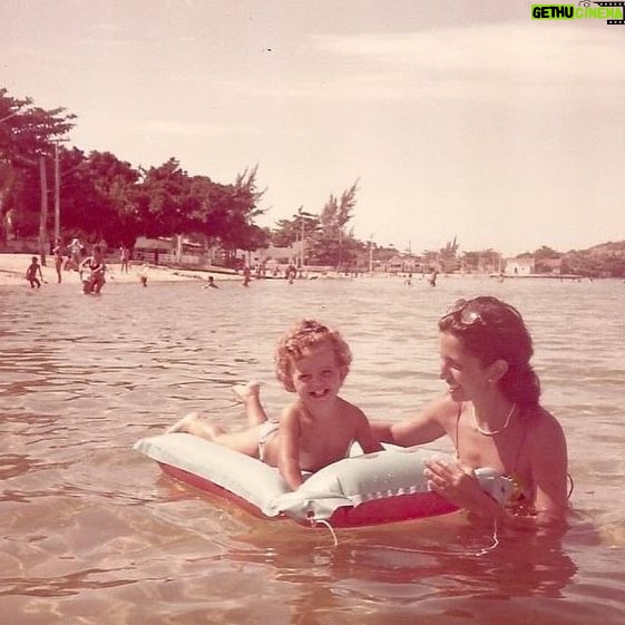 Letrux Instagram - aniversário daquela que me possibilitou existir aqui na terra: minha mãe Sônia ❤️ minha mãe me ensinou a amar a natureza e a mesmo delirando dentro da espiritualidade, ter consciência pragmática da vida (a foto 9 é de 2016, eu estava reclamando de alguma saga que estava enfrentando pra abrir o meu Mei e ela me respondeu isso, hahaha! morro de rir relembrando) muita contemplação e muita neurose hahaha combinação curiosa e cômica. prato cheio pra virar palhaça. hoje ela faz 70 anos e eu me emociono pensando nessa jornada ✨