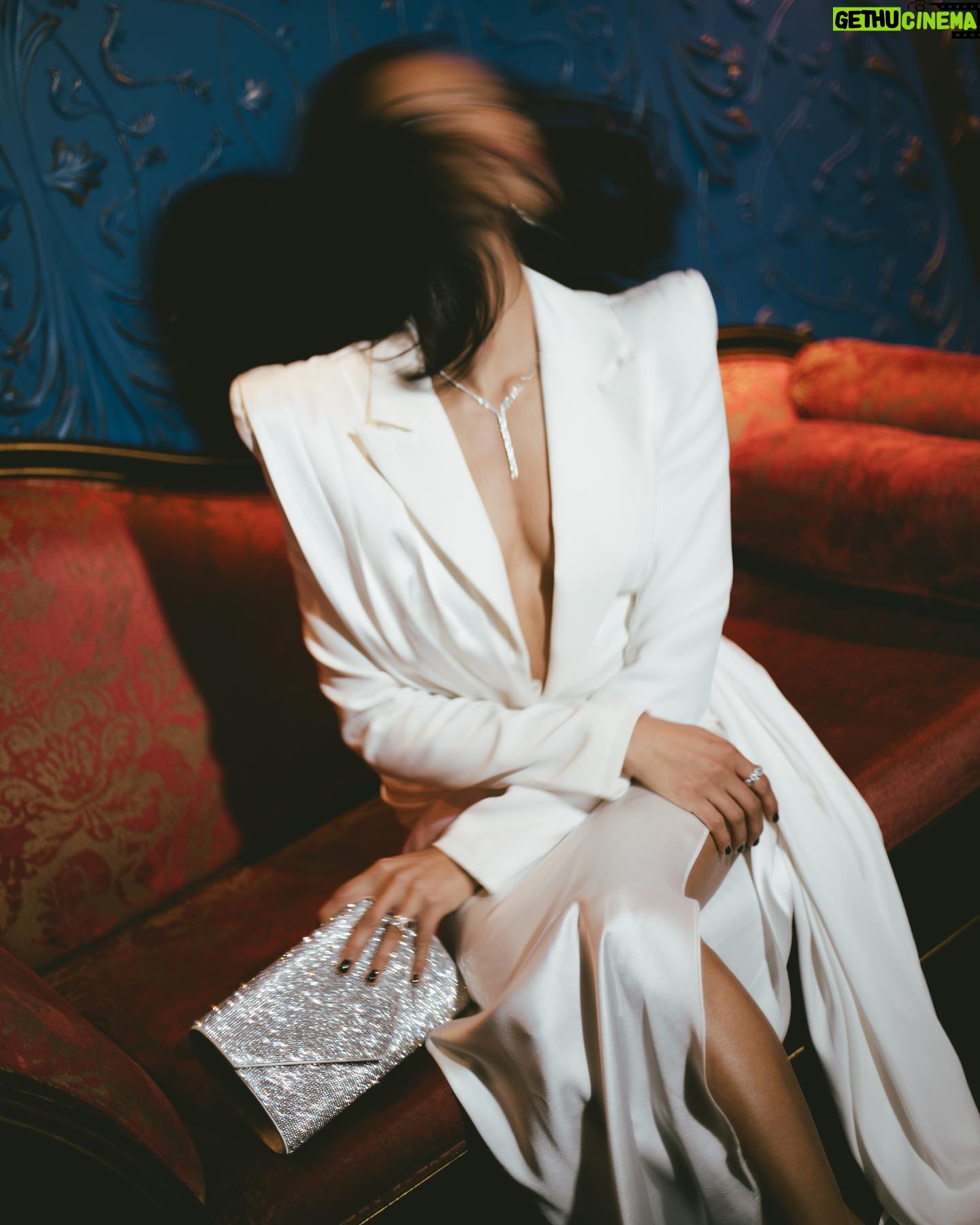 Lex Scott Davis - 3K Likes - Classic Joy • THANK YOU, to everyone who sent me birthday wishes, prayers, flowers, & gifts. Year #33 is a special one for us spiritual folk. Here’s to not taking life for granted 🥂🕊️🤍 | Makeup by @ninjaaaaaa Photos by @floresca.judyth
