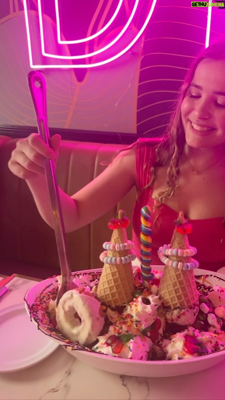 Lexia Hayden Instagram - The happiest place @thesugarfactory @sugarfactorytimesquare thank you for the most magical experience 🩷🍭