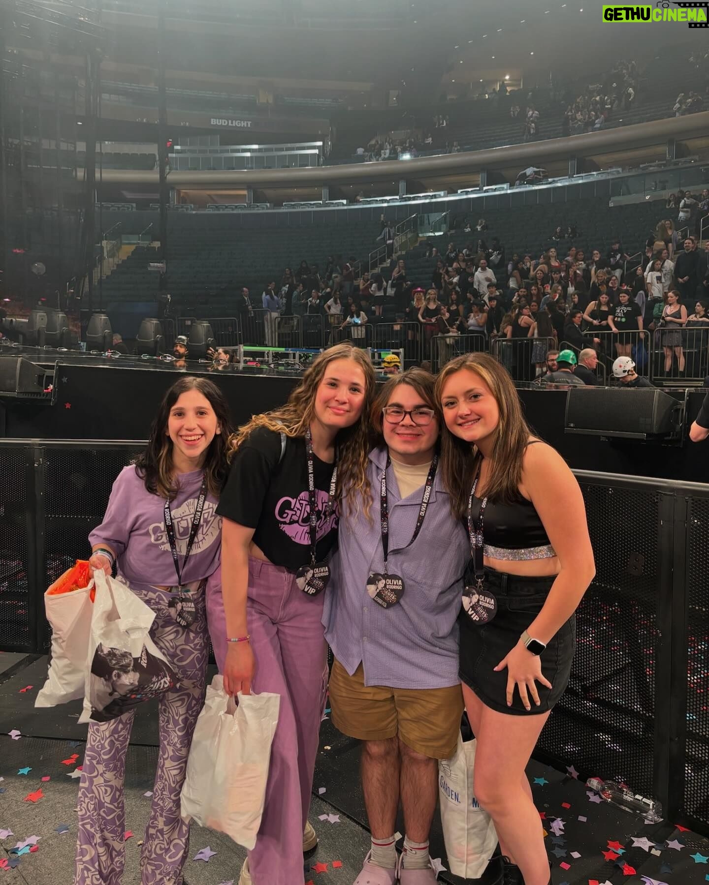 Lexia Hayden Instagram - Had the best time at @oliviarodrigo @livieshq 💜🦋