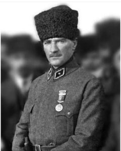 Leyla Bilginel Instagram - Ah atam yattığın yerde sızlattık kemiklerini. Ah atam sen ve binlerce şehidin sızlar yüreği! Yazık olsun bize atam sahip çıkaramıyoruz vatan yanıyor cayır cayır! Sen BÜYÜKSÜN SEN İNANDIĞIM TEK KUDRETSİN YÜCE RABBİM YAĞMUR YAĞDIR! Yüreğim sancıyor dayanamıyorum aklımı oynayacağım