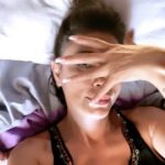 Leyla Bilginel Instagram – Günaydın güzel canlar hepimize güzel bir dolunay gecesinin sabahına sağlık ve aşk dolsun! Aşk diye diye o aşkı bir gün doyası yaşayacağım Allah’ın izniyle! Hani vardır ya yaşayan bilir. Kanından canından değildir. Ama bir gün kanından canından bir parçan olur. Ha İŞTE böyle bir aşktan bahsetiyorum. Bu şarkının sözlerini çok seviyorum o kadar doğru bir tespit ki! İnsanlar sevmekten aşka düşmekten korkar oldu. Fütursuzca çarpan kalplerin yerine hesap kitap girdi. Çıkar menfaat ağır basar oldu ilişkilerde. Leylalar mecnunlar tarih boyu var olmalı. Aşk yoksa o toplumda bence ışık yoktur! Korkmayın korkmayalım açalım o güzel kalpleri! Sistemin yeni dünya düzeninin arzu ettiği de bu zaten! Günü birlik seksler hızlı tüketilen sevgiler ve ağırlık cinsellik üzerine ilişkiler. Tek cinsiyete doğru aşk sevgi olmayan bir düzen. Evlatlarımız flört etmenin heyecanını yaşamayı bilmeden var olmasınlar. Aşk İçin el ele 😁😋 ne dersiniz canlar ☺️🙏