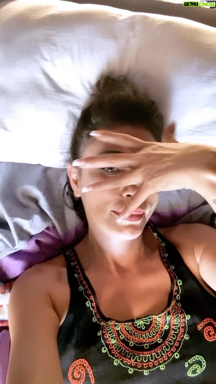 Leyla Bilginel Instagram - Günaydın güzel canlar hepimize güzel bir dolunay gecesinin sabahına sağlık ve aşk dolsun! Aşk diye diye o aşkı bir gün doyası yaşayacağım Allah’ın izniyle! Hani vardır ya yaşayan bilir. Kanından canından değildir. Ama bir gün kanından canından bir parçan olur. Ha İŞTE böyle bir aşktan bahsetiyorum. Bu şarkının sözlerini çok seviyorum o kadar doğru bir tespit ki! İnsanlar sevmekten aşka düşmekten korkar oldu. Fütursuzca çarpan kalplerin yerine hesap kitap girdi. Çıkar menfaat ağır basar oldu ilişkilerde. Leylalar mecnunlar tarih boyu var olmalı. Aşk yoksa o toplumda bence ışık yoktur! Korkmayın korkmayalım açalım o güzel kalpleri! Sistemin yeni dünya düzeninin arzu ettiği de bu zaten! Günü birlik seksler hızlı tüketilen sevgiler ve ağırlık cinsellik üzerine ilişkiler. Tek cinsiyete doğru aşk sevgi olmayan bir düzen. Evlatlarımız flört etmenin heyecanını yaşamayı bilmeden var olmasınlar. Aşk İçin el ele 😁😋 ne dersiniz canlar ☺️🙏
