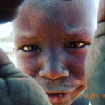 Leyla Bilginel Instagram - Bu gördüğünüz kare hayatımda çektiğim en iyi fotoğraf karesidir. Öyle çok şey anlatıyor ki! Afrika da masai kabilesiyle on gün geçirdim. Heyecanla arabadan inip oradaki yerli halkın içine karıştım. Hiç bir eşyanın olmadığı ve kum fırtınalarından korunmak İçin küçük deliklerin olduğu penceresiz çamurdan yapılan evlerin arasından bir sürü çocuk bize doğru koştu. Meraklı gözlerle bakan onlarca çocuk. Elimdeki yiyecekleri onlara uzatırken gördüğüm naiflik çekingenlik inanılmaz güzel detaylardı. Ve sonra bir çocuk gördüm elimdeki makineyi ona çevirip fotoğrafını çekmek istedim. Bir baktım ki o da bana doğru geldi ve hiç görmediği fotoğraf makinesini avuçlarıyla tutup içine baktı. İçerde ne olduğunu merak eden güzel gözlü çocuk... bakışında dünya saklı çocuk. Sineklerin rahatsızlığını dahi artık umursamayan bizlerin bildiği ama onun hiç bir şeyi bilmediği o dünyada her şeye rağmen mutlu olan çocuk. Şu fotoğraf ve bu gözler dünyaya çok şey anlatıyor tabi anlamak isteyene. Elli gün geçirdim o topraklarda ve insanlığı öğrendim bir kez daha sayelerinde. Yıllarca zulmetmiş kara insanlık kötülüğün hükmü sizde onların tenlerinde değil. Çocuk her yerde çocuktur, insan her yerde insandır. Allah tektir ve tüm canlıları yaradan o dur. Allahı bilen ayrımı ayrımcılığı kabul edemez zaten. Gerçek allah aşkı bunu insanın yüreğine koyar. Herkes birdir kimse kimseden farklı değildir. Bunu bilmeyen insanları ayıran yargılayan sorgulayan Allah’a inancını gözden geçirmelidir. İnancı olmayan zaten yoldan çıkandır. Din, dil, ırk, renk ayrımı olmadan bir olan canlar ve sevgi dolu bir dünya diliyorum! 🙏