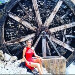 Leyla Bilginel Instagram – Bir avuç toprak, bir yudum su! İşte hayatın tek gerçeği! Bu gün sular tüketiliyor gereğinden fazla… topraksa hiç ediliyor! Sahte tohumlar ekilirken ata tohumları yok oluyor! Maddesel arzular üzerine kurulmuş yaşamlar… ve kontrolsüz üreme sadece tüketme endeksli bir dünya! Farkındamıyız acaba ALLAHIN var ettiği bu güzel dünyayı yok ediyoruz! Ki bırakın dünyayı Cenab-ı hakkın varlığı siliniyor kalplerden! Yeni nesil ne toprak biliyor ne su ne allah inancı var nede kalplerde dua! Gidişatı görmeyen biz insanların sonuysa şeytanın kucağı!