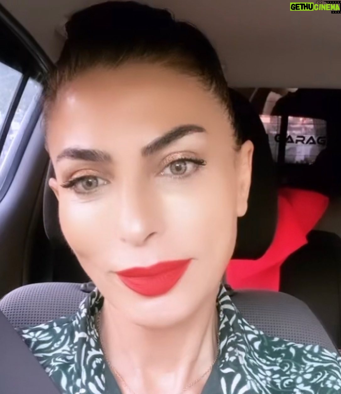 Leyla Bilginel - 1.9K Likes - Canlar uzun zamandır makyaj yapmayan ben arada sırada bir kaç dokunuş yapıyorum. Nedir düşünceleriniz merak ediyorum. Tamamen doğal mı? Yoksa böyle biraz dişi dişi mi? Olmalı.! 🤔😋