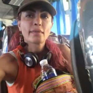 Leyla Bilginel Instagram - Çok keyifli anlar anılar!Otostop yaparak bir ay dolaştım Kuzey Thailand. O kadar çok şey kazandırdı Kİ bu gezi bana! Muazzam anılarım hikayelerim olmasının yanında hiç bilmediğim çok detaya kültürel yapıya sahip olan dünyamızı tanıdım! Okuyan mı gezen mi? Ya peki sizce canlar okuyan mı çok şey bilir gezen mi? Ve otostop yaparak dünyayı dolaşmak isteyenler var mı aramızda? 🥰👍 not: sola kaydırın lütfen!