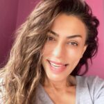 Leyla Bilginel Instagram – Bir nefes her şeyi başlatan, 
Bir nefes her şeyi bitiren.
Ağızdan çıkan bir söz,
Mutluluğu var eden!
Bazen bir cümle varı yok eden! 
Aşkla dolu her kalp, 
Tanır huzurun kokusunu!
Yeterki aşkla olsun..!
