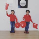 Leyla Bilginel Instagram – Canım Atam senin ve seninle birlikte… bu topraklarda özgürce yaşam hakkımız İçin mücadele eden tüm canların ruhu şad olsun! Ve Türk milletinin 100. Yılı kutlu olsun! Nice 100 yıllar sağlık mutluluk birlik ve berberlikle bizim olsun! Barış dolu empati ve sevgi dolu bir dünya 🙏🥰 Canlarım güzel yavrularım bacımın çiçekleri teyzesinin aşkları Ali Mehdi ve Serkan can ağzınıza sağlık o güzel saf yüreğinizden öpüyorum! Sizleri çok ama çok seviyorum. Bir haftadır heyecanla bu günü bekliyorlar her gün dinletip bana çalıştılar! Çocuk mutluluğu ve yüreklerindeki heyecan hiç bir zaman bitmesin diliyorum tüm dünyada. Dünyanın en güzel sesi çocuk kahkahalarıdır! ❤️🎈