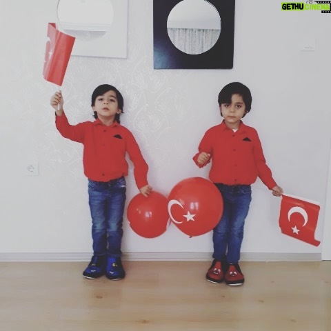 Leyla Bilginel Instagram - Canım Atam senin ve seninle birlikte... bu topraklarda özgürce yaşam hakkımız İçin mücadele eden tüm canların ruhu şad olsun! Ve Türk milletinin 100. Yılı kutlu olsun! Nice 100 yıllar sağlık mutluluk birlik ve berberlikle bizim olsun! Barış dolu empati ve sevgi dolu bir dünya 🙏🥰 Canlarım güzel yavrularım bacımın çiçekleri teyzesinin aşkları Ali Mehdi ve Serkan can ağzınıza sağlık o güzel saf yüreğinizden öpüyorum! Sizleri çok ama çok seviyorum. Bir haftadır heyecanla bu günü bekliyorlar her gün dinletip bana çalıştılar! Çocuk mutluluğu ve yüreklerindeki heyecan hiç bir zaman bitmesin diliyorum tüm dünyada. Dünyanın en güzel sesi çocuk kahkahalarıdır! ❤️🎈