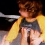 Leyla Bilginel Instagram - Kayra on aylıktı yürüdü ve konuştu. İlk kelimesi kimsenin aklına gelmeyecek bir şey. Bildiğiniz adamım ilk HAYIR dedi. Ki evimde hayır kelimesi kullanılmaz. Buna rağmen nasıl oldu hala bilmiyorum 😁 ve Zaman çok çabuk geçiyor be canlar. Bir kanguru misali onu hiç yanımdan ayırmadım. 10 günlüktü sokaklarda ana oğul gezmeye başladık ki geceleri gazı çok olurdu bir kaç saat uykuyla geziyordum ama bir gece bile onu anneme bırakıp uyumadım. Her saniye onunla olmak uykusuz gecelere inat çok keyifliydi. On bir yaşına girdi işte o zaman hadi bakalım sür çocukluğu dönemin bitti artık kendi ayakları üstünde duran bir çocuk olma zamanı dedim! Ve geriye baktığımda her saniye onunla olmama rağmen hiç bir anına doyamadığımı fark ettim. Ve yeni anne adayları ne olur tadını çıkarın gerekten çok çabuk geçiyor ve somra pişmanlık duymayın. Hiç söylenmeyin şikayet etmeyin her anın tadını çukarın. Keşke böyle minnak kalsalar oğlum yanımda ama bu hallerini çok özlüyorum işte ne bileyim! Çok baldı çok ama sarı papatyam güneşim o benim ballı çöreğim 🙏🥰❤️ #kayrabilginel
