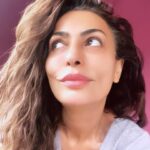 Leyla Bilginel Instagram – Bir nefes her şeyi başlatan, 
Bir nefes her şeyi bitiren.
Ağızdan çıkan bir söz,
Mutluluğu var eden!
Bazen bir cümle varı yok eden! 
Aşkla dolu her kalp, 
Tanır huzurun kokusunu!
Yeterki aşkla olsun..!