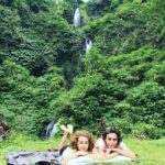 Leyla Bilginel Instagram – Senden önce bir şeydim… senden sonra iki şey oldum! Hem insan, hem anne! Senle yeniden özüme içimdeki çocuğa ulaştım. Yeniden Dünyayı senin gözlerinden görmeye başladım oğul! Sen kollarıma verildiğin gün, ruhum gerçek özgürlüğe kavuştu! Yaşamın içinde hayatı Var etmek adına çabalarken kaçırdıklarımı seninle yakaladım. Yaşanmamış çocukluğumun gerçeği oldun. Seninle içimdeki çocuk Özgür kaldı ve yaşayamadığı çocukluğa kavuştu! İyiki varsın güzel oğlum sarı papatyam 🥰🙏 seni çok seviyor bu kadın bilesin anasının yavrusu 🥰❤️