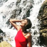 Leyla Bilginel Instagram – Su hayattır! Bunu bilmeyen yoktur. Rabbimin biz kullarına verdiği en değerli hazinelerden biridir.  Dünyanın bir çok güzelliğini tükettiğimiz gibi suyuda tüketiyoruz! Mevsimlerin düzeniyle oynayanlara biz insanlarda yardımcı oluyoruz! Her satın aldığımız arabayla mesela… hiç düşünmeden yaptığımız bir çok eylemle buna ortak oluyoruz! Ve bir gün o günün geleceğini hiç düşünmüyoruz! Bir yudum su İçin insanlar birbirini katledecek! Bizler sadece şu anı ve bu andaki konforlu hayatı düşünüyoruz ve onu kovalıyoruz! Ya gelecek ne olacak canlar! Çocuklarımıza ne bırakacağız hiç bunu düşünmüyor muyuz?  #su #hayat  #yaşam #dünya #susuztoprak #insan