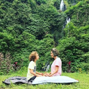 Leyla Bilginel Instagram - Senden önce bir şeydim... senden sonra iki şey oldum! Hem insan, hem anne! Senle yeniden özüme içimdeki çocuğa ulaştım. Yeniden Dünyayı senin gözlerinden görmeye başladım oğul! Sen kollarıma verildiğin gün, ruhum gerçek özgürlüğe kavuştu! Yaşamın içinde hayatı Var etmek adına çabalarken kaçırdıklarımı seninle yakaladım. Yaşanmamış çocukluğumun gerçeği oldun. Seninle içimdeki çocuk Özgür kaldı ve yaşayamadığı çocukluğa kavuştu! İyiki varsın güzel oğlum sarı papatyam 🥰🙏 seni çok seviyor bu kadın bilesin anasının yavrusu 🥰❤️