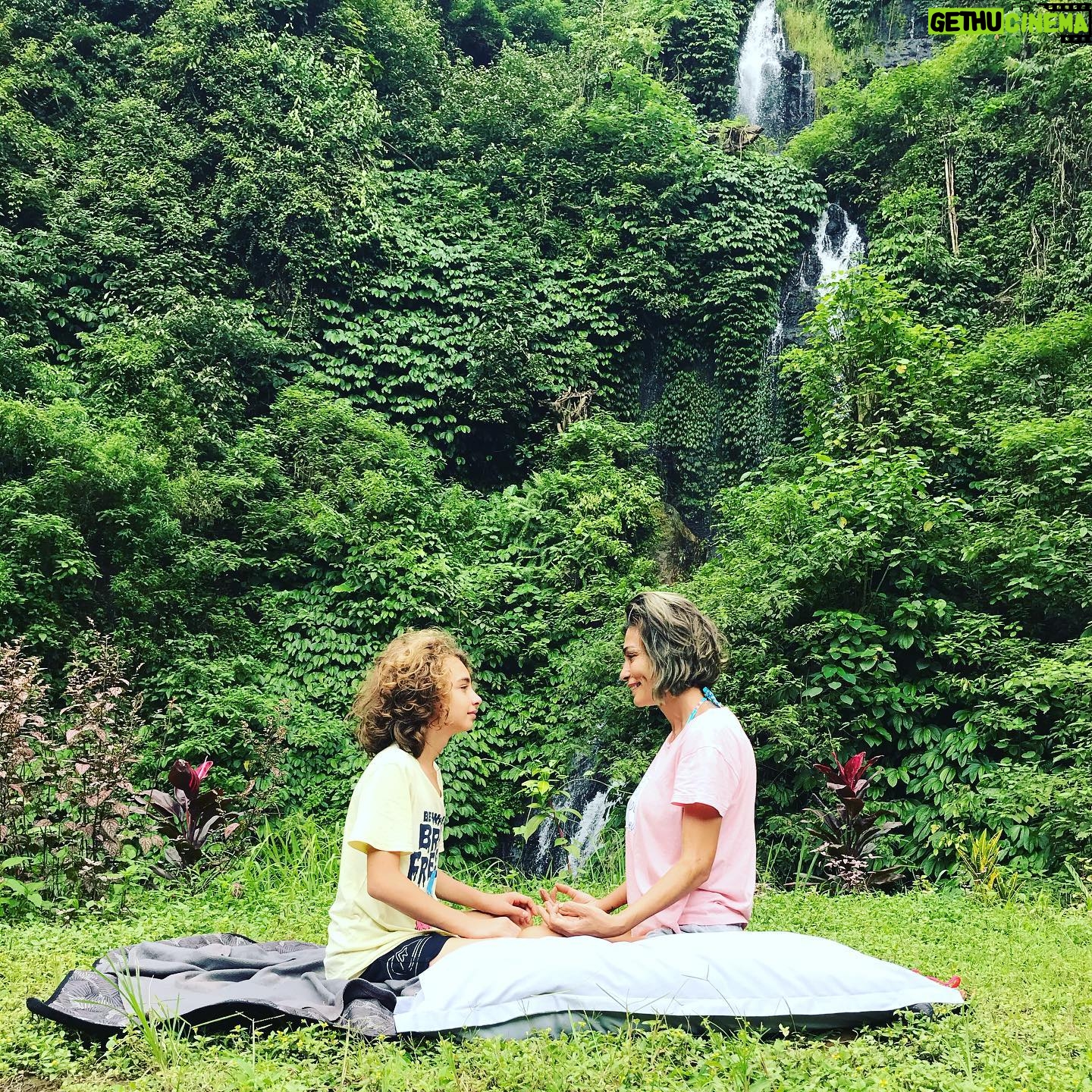 Leyla Bilginel - 4.7K Likes - Senden önce bir şeydim... senden sonra iki şey oldum! Hem insan, hem anne! Senle yeniden özüme içimdeki çocuğa ulaştım. Yeniden Dünyayı senin gözlerinden görmeye başladım oğul! Sen kollarıma verildiğin gün, ruhum gerçek özgürlüğe kavuştu! Yaşamın içinde hayatı Var etmek adına çabalarken kaçırdıklarımı seninle yakaladım. Yaşanmamış çocukluğumun gerçeği oldun. Seninle içimdeki çocuk Özgür kaldı ve yaşayamadığı çocukluğa kavuştu! İyiki varsın güzel oğlum sarı papatyam 🥰🙏 seni çok seviyor bu kadın bilesin anasının yavrusu 🥰❤️