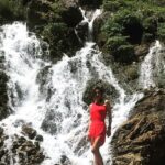 Leyla Bilginel Instagram – Su hayattır! Bunu bilmeyen yoktur. Rabbimin biz kullarına verdiği en değerli hazinelerden biridir.  Dünyanın bir çok güzelliğini tükettiğimiz gibi suyuda tüketiyoruz! Mevsimlerin düzeniyle oynayanlara biz insanlarda yardımcı oluyoruz! Her satın aldığımız arabayla mesela… hiç düşünmeden yaptığımız bir çok eylemle buna ortak oluyoruz! Ve bir gün o günün geleceğini hiç düşünmüyoruz! Bir yudum su İçin insanlar birbirini katledecek! Bizler sadece şu anı ve bu andaki konforlu hayatı düşünüyoruz ve onu kovalıyoruz! Ya gelecek ne olacak canlar! Çocuklarımıza ne bırakacağız hiç bunu düşünmüyor muyuz?  #su #hayat  #yaşam #dünya #susuztoprak #insan