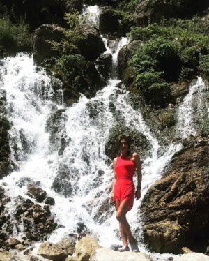 Leyla Bilginel Instagram - Su hayattır! Bunu bilmeyen yoktur. Rabbimin biz kullarına verdiği en değerli hazinelerden biridir.  Dünyanın bir çok güzelliğini tükettiğimiz gibi suyuda tüketiyoruz! Mevsimlerin düzeniyle oynayanlara biz insanlarda yardımcı oluyoruz! Her satın aldığımız arabayla mesela... hiç düşünmeden yaptığımız bir çok eylemle buna ortak oluyoruz! Ve bir gün o günün geleceğini hiç düşünmüyoruz! Bir yudum su İçin insanlar birbirini katledecek! Bizler sadece şu anı ve bu andaki konforlu hayatı düşünüyoruz ve onu kovalıyoruz! Ya gelecek ne olacak canlar! Çocuklarımıza ne bırakacağız hiç bunu düşünmüyor muyuz?  #su #hayat  #yaşam #dünya #susuztoprak #insan