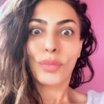 Leyla Bilginel Instagram – Bir nefes her şeyi başlatan, 
Bir nefes her şeyi bitiren.
Ağızdan çıkan bir söz,
Mutluluğu var eden!
Bazen bir cümle varı yok eden! 
Aşkla dolu her kalp, 
Tanır huzurun kokusunu!
Yeterki aşkla olsun..!