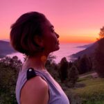 Leyla Bilginel Instagram - Baktığım her yerdesin! Soluduğum her nefeste! Dokunduğum tüm güzelliklerde sen varsın! Güneşin doğuşu, batışı. Ayın ilk hali ve tamamlanmış son halisin! Ey güzel ALLAHIM sen benim çocukluktan bu yana sığındığım tek sahibimsin! Bu can bu bedene senden geldi. Son nefesime kadar bu beden senin aşkınla bir olur ve sonrası senin takdirinle neyse o olur! Şu yaşadığım dünyada insan olmanın özünde benliğimi ikrarımı bir kılayım bunu başara bileyim. Tek arzum budur RABBİM! Ey güzel canlar her uyandığımız sabaha minnet duyalım mutlu olalım ve kötülüğe fırsat vermeyelim! Onların istediği umutsuzluk mutsuzluk bıkkınlık tükenmişlik uzak dursun bedenimizden ve ruhumuzdan. Her şeye rağmen şükürler olsun, hamdolsun ve daim olsun! 🥰🙏🏻 Günaydın olsun herkese 🌸