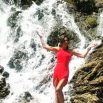 Leyla Bilginel Instagram – Su hayattır! Bunu bilmeyen yoktur. Rabbimin biz kullarına verdiği en değerli hazinelerden biridir.  Dünyanın bir çok güzelliğini tükettiğimiz gibi suyuda tüketiyoruz! Mevsimlerin düzeniyle oynayanlara biz insanlarda yardımcı oluyoruz! Her satın aldığımız arabayla mesela… hiç düşünmeden yaptığımız bir çok eylemle buna ortak oluyoruz! Ve bir gün o günün geleceğini hiç düşünmüyoruz! Bir yudum su İçin insanlar birbirini katledecek! Bizler sadece şu anı ve bu andaki konforlu hayatı düşünüyoruz ve onu kovalıyoruz! Ya gelecek ne olacak canlar! Çocuklarımıza ne bırakacağız hiç bunu düşünmüyor muyuz?  #su #hayat  #yaşam #dünya #susuztoprak #insan
