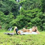 Leyla Bilginel Instagram – Senden önce bir şeydim… senden sonra iki şey oldum! Hem insan, hem anne! Senle yeniden özüme içimdeki çocuğa ulaştım. Yeniden Dünyayı senin gözlerinden görmeye başladım oğul! Sen kollarıma verildiğin gün, ruhum gerçek özgürlüğe kavuştu! Yaşamın içinde hayatı Var etmek adına çabalarken kaçırdıklarımı seninle yakaladım. Yaşanmamış çocukluğumun gerçeği oldun. Seninle içimdeki çocuk Özgür kaldı ve yaşayamadığı çocukluğa kavuştu! İyiki varsın güzel oğlum sarı papatyam 🥰🙏 seni çok seviyor bu kadın bilesin anasının yavrusu 🥰❤️