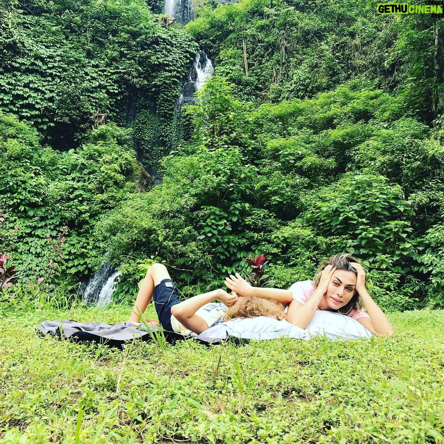 Leyla Bilginel - 4.7K Likes - Senden önce bir şeydim... senden sonra iki şey oldum! Hem insan, hem anne! Senle yeniden özüme içimdeki çocuğa ulaştım. Yeniden Dünyayı senin gözlerinden görmeye başladım oğul! Sen kollarıma verildiğin gün, ruhum gerçek özgürlüğe kavuştu! Yaşamın içinde hayatı Var etmek adına çabalarken kaçırdıklarımı seninle yakaladım. Yaşanmamış çocukluğumun gerçeği oldun. Seninle içimdeki çocuk Özgür kaldı ve yaşayamadığı çocukluğa kavuştu! İyiki varsın güzel oğlum sarı papatyam 🥰🙏 seni çok seviyor bu kadın bilesin anasının yavrusu 🥰❤️