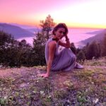 Leyla Bilginel Instagram - Baktığım her yerdesin! Soluduğum her nefeste! Dokunduğum tüm güzelliklerde sen varsın! Güneşin doğuşu, batışı. Ayın ilk hali ve tamamlanmış son halisin! Ey güzel ALLAHIM sen benim çocukluktan bu yana sığındığım tek sahibimsin! Bu can bu bedene senden geldi. Son nefesime kadar bu beden senin aşkınla bir olur ve sonrası senin takdirinle neyse o olur! Şu yaşadığım dünyada insan olmanın özünde benliğimi ikrarımı bir kılayım bunu başara bileyim. Tek arzum budur RABBİM! Ey güzel canlar her uyandığımız sabaha minnet duyalım mutlu olalım ve kötülüğe fırsat vermeyelim! Onların istediği umutsuzluk mutsuzluk bıkkınlık tükenmişlik uzak dursun bedenimizden ve ruhumuzdan. Her şeye rağmen şükürler olsun, hamdolsun ve daim olsun! 🥰🙏🏻 Günaydın olsun herkese 🌸